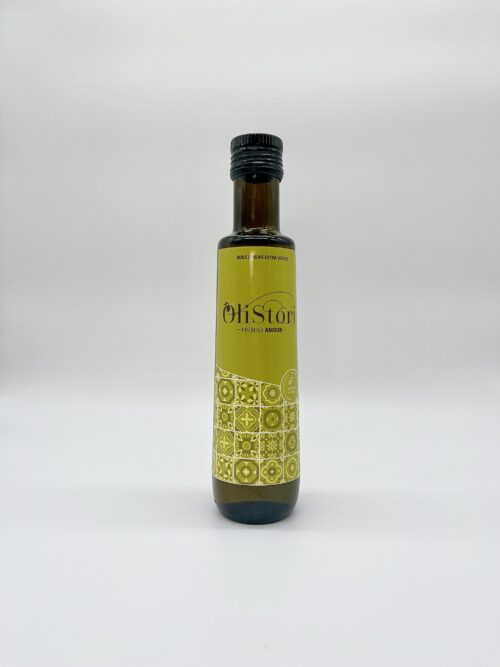 Découvrez notre trésor culinaire : Premier Amour Blend Il s'agit d'une huile d'olive extra vierge d'exception, produite dans le nord du Portugal à trace-os-montes, une région certifié AOC pour la qualité de leurs olives. Conçu avec amour, cette huile éblouissante est le résultat d'un mélange harmonieux de trois variétés endémiques d'olives : Madural, Verdeal et Cobrançosa (Salgueira). Dès l'ouverture de la bouteille, vos sens seront envoûtés par l'intensité aromatique végétale de notre huile d'olive extra vierge. Son parfum captivant évoque les champs ensoleillés grace aux senteur d’herbes sèche. Il vous évoqueras également les brises légères du nord du Portugal avec des tonalités des fruits secs tel que la noix de cajous et l’amande amère. Vous serez transporté instantanément vers les paysages idylliques de cette région bénie. Premier Amour Blend est l'ingrédient parfait pour sublimer vos plats préférés. Sa polyvalence en fait une huile de choix pour accompagner avec élégance vos poissons délicats, vos viandes savoureuses et vos légumes colorés. Et pour les plus gourmands, elle est exquise avec une tranche de pain. Laissez vos papilles savourer chaque bouchée et laissez-vous emporter par l'excellence culinaire qu'elle offre. Disponible en format 500ml.