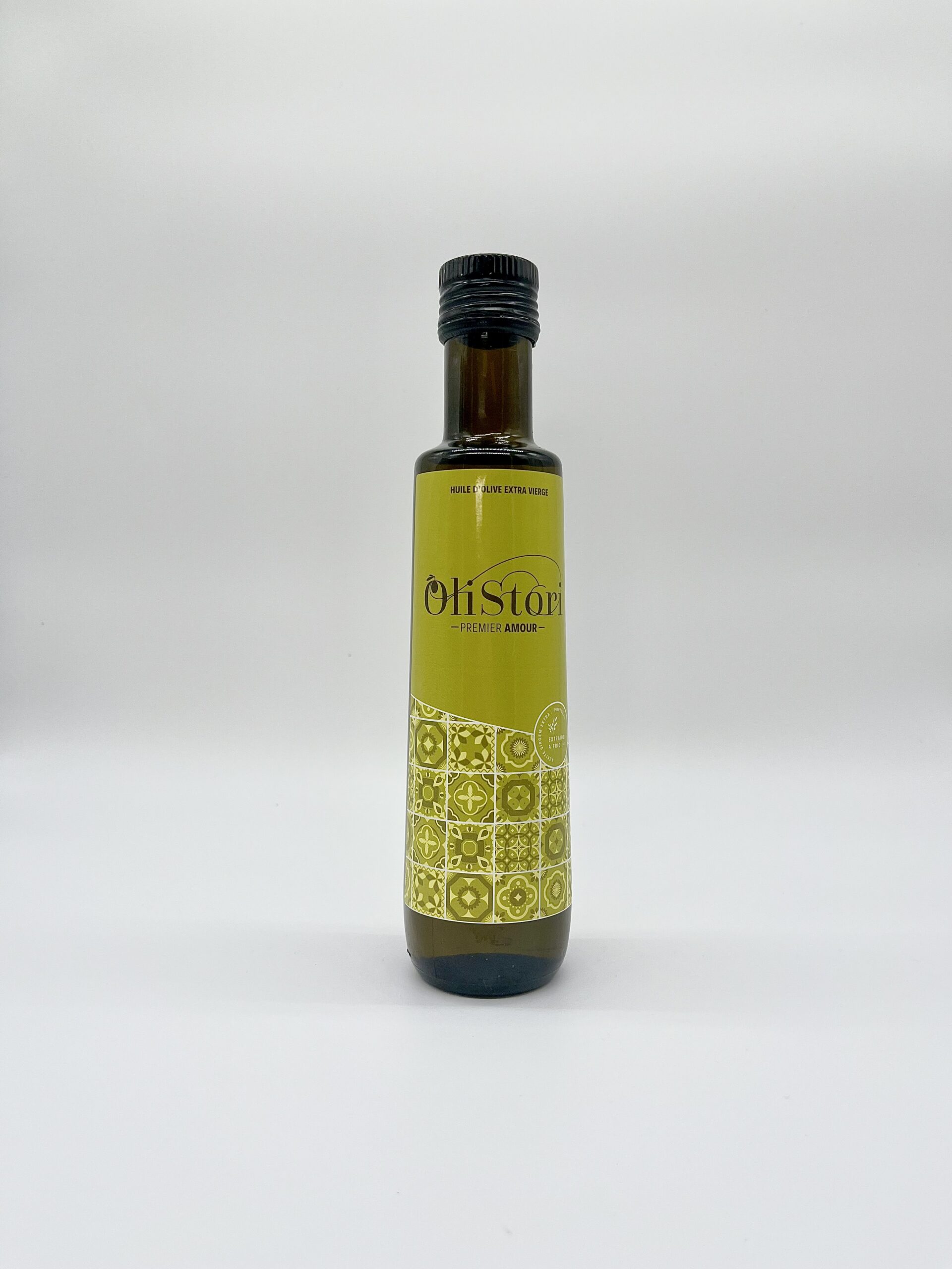 Découvrez notre trésor culinaire : Premier Amour Blend Il s'agit d'une huile d'olive extra vierge d'exception, produite dans le nord du Portugal à trace-os-montes, une région certifié AOC pour la qualité de leurs olives. Conçu avec amour, cette huile éblouissante est le résultat d'un mélange harmonieux de trois variétés endémiques d'olives : Madural, Verdeal et Cobrançosa (Salgueira). Dès l'ouverture de la bouteille, vos sens seront envoûtés par l'intensité aromatique végétale de notre huile d'olive extra vierge. Son parfum captivant évoque les champs ensoleillés grace aux senteur d’herbes sèche. Il vous évoqueras également les brises légères du nord du Portugal avec des tonalités des fruits secs tel que la noix de cajous et l’amande amère. Vous serez transporté instantanément vers les paysages idylliques de cette région bénie. Premier Amour Blend est l'ingrédient parfait pour sublimer vos plats préférés. Sa polyvalence en fait une huile de choix pour accompagner avec élégance vos poissons délicats, vos viandes savoureuses et vos légumes colorés. Et pour les plus gourmands, elle est exquise avec une tranche de pain. Laissez vos papilles savourer chaque bouchée et laissez-vous emporter par l'excellence culinaire qu'elle offre. Disponible en format 500ml.
